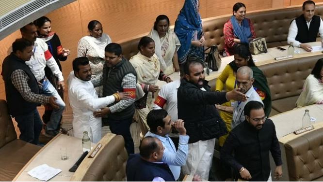 चंडीगढ़: मेयर को रोंदू कहने पर हंगामा, भाजपा के दो पार्षद सस्पेंड