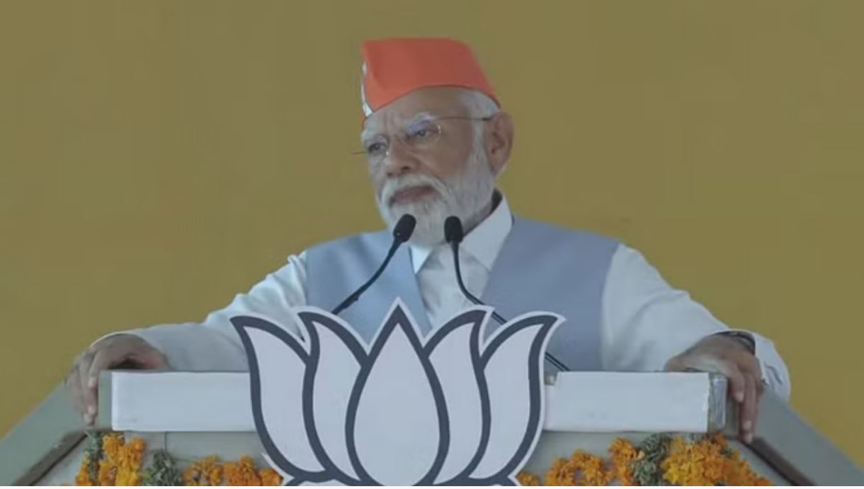 झारखंड पहुंचे प्रधानमंत्री मोदी, 35700 करोड़ की परियोजनाओं का करेंगे शिलान्यास