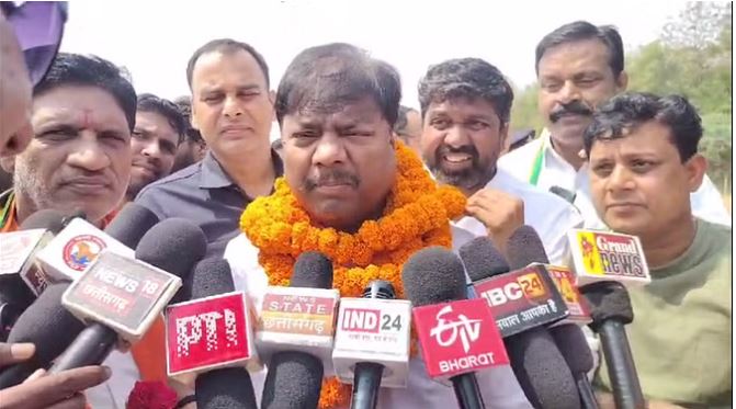 कोरबा: मंत्री केदार कश्यप का दौरा, पार्टी नेताओं के साथ की चर्चा