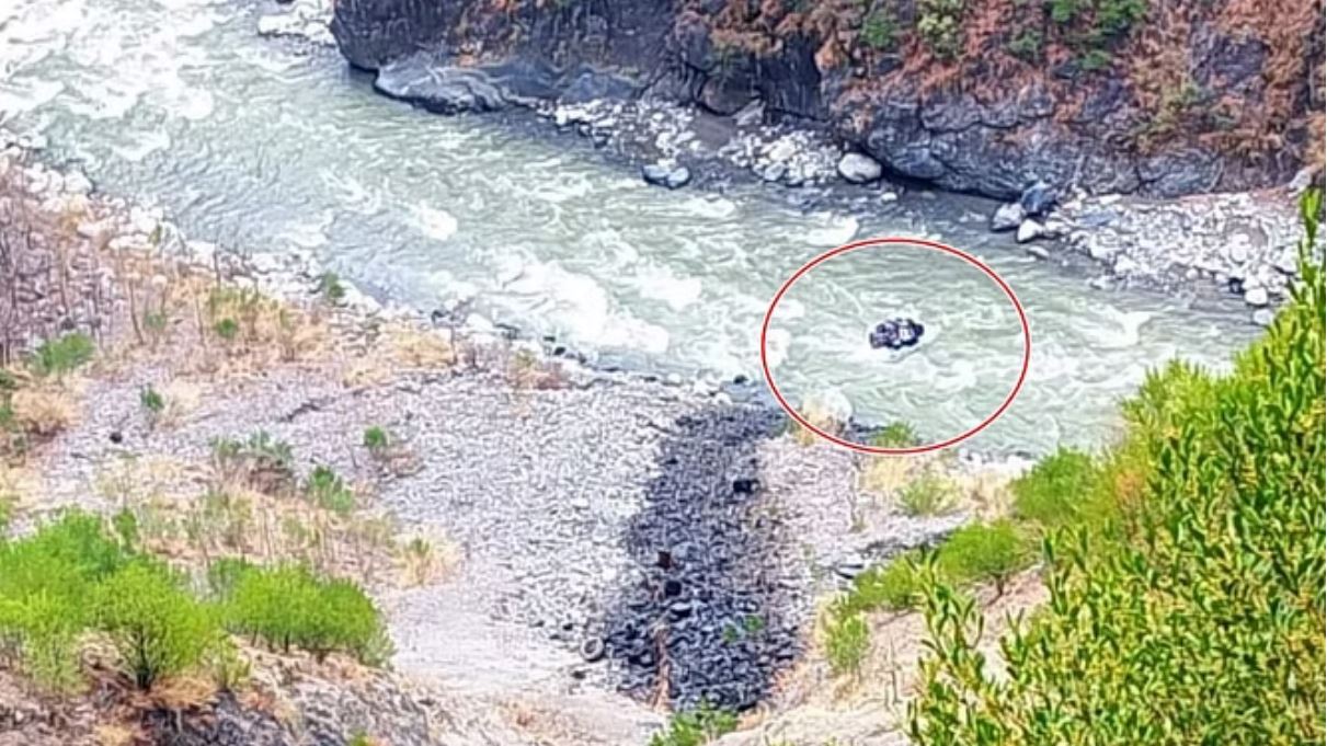 जम्मू-श्रीनगर राजमार्ग पर हादसा, खाई में गिरा तेल टैंकर, चालक की मौत