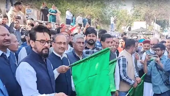 ऊना-इंदौर साप्ताहिक एक्सप्रेस ट्रेन सेवा शुरू, केंद्रीय मंत्री अनुराग ठाकुर ने दिखाई हरी झंडी