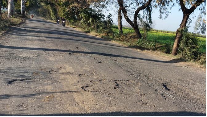 मुज़फ्फरनगर: चरथावल में सड़क चौड़ीकरण के लिए लगाए निशान