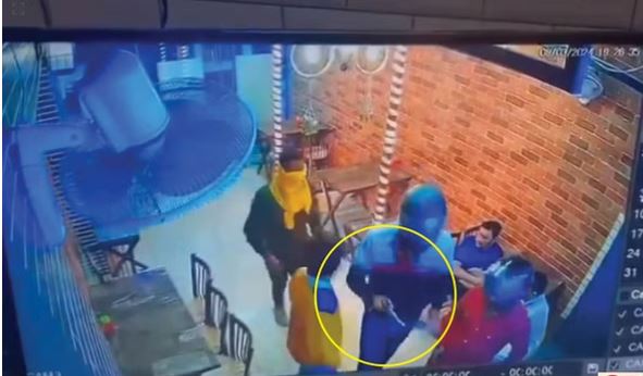 पुलिस चौकी के सामने भरी मार्केट में बदमाशों ने पिज्जा शॉप में की लूट