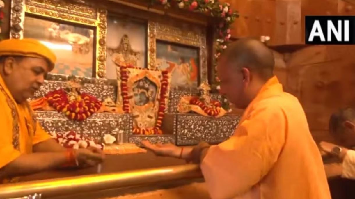 मथुरा पहुंचे सीएम योगी, श्रीकृष्ण की पूजा-अर्चना के बाद करेंगे चुनाव प्रचार का आगाज