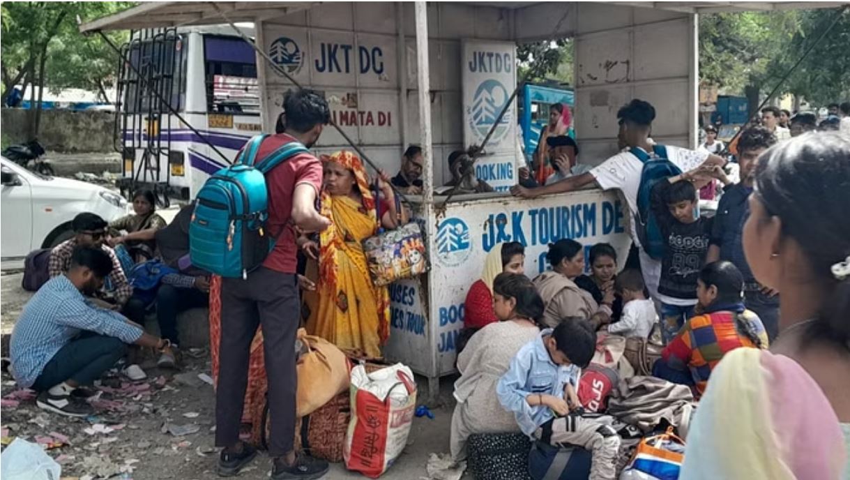 जम्मू: ई बसों के खिलाफ निजी बस ऑपरेटरों का चक्का जाम