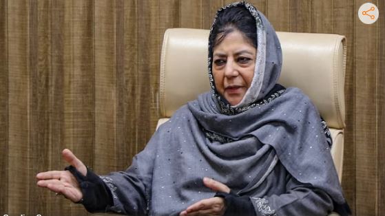 गुपकार गुट एक मजाक, उमर अब्दुल्ला पर भड़क गईं महबूबा मुफ्ती