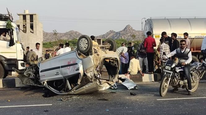 पाली: हाईवे पर टायर फटने से कार डिवाइडर से टकराकर ट्रक से जा भिड़ी; 4 की मौत