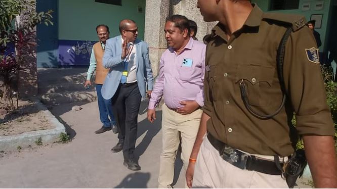 बिहार: केके पाठक के पहुंचते ही शिक्षकों में मचा हड़कंप, बच्चों ने की शिकायत