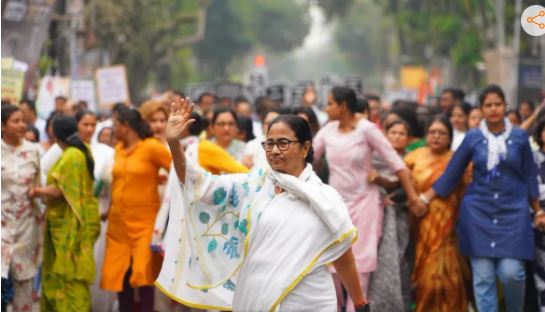 कोलकाता की सड़कों पर नजर आईं ममता, कहा- बंगाल में महिलाएं सबसे सुरक्षित