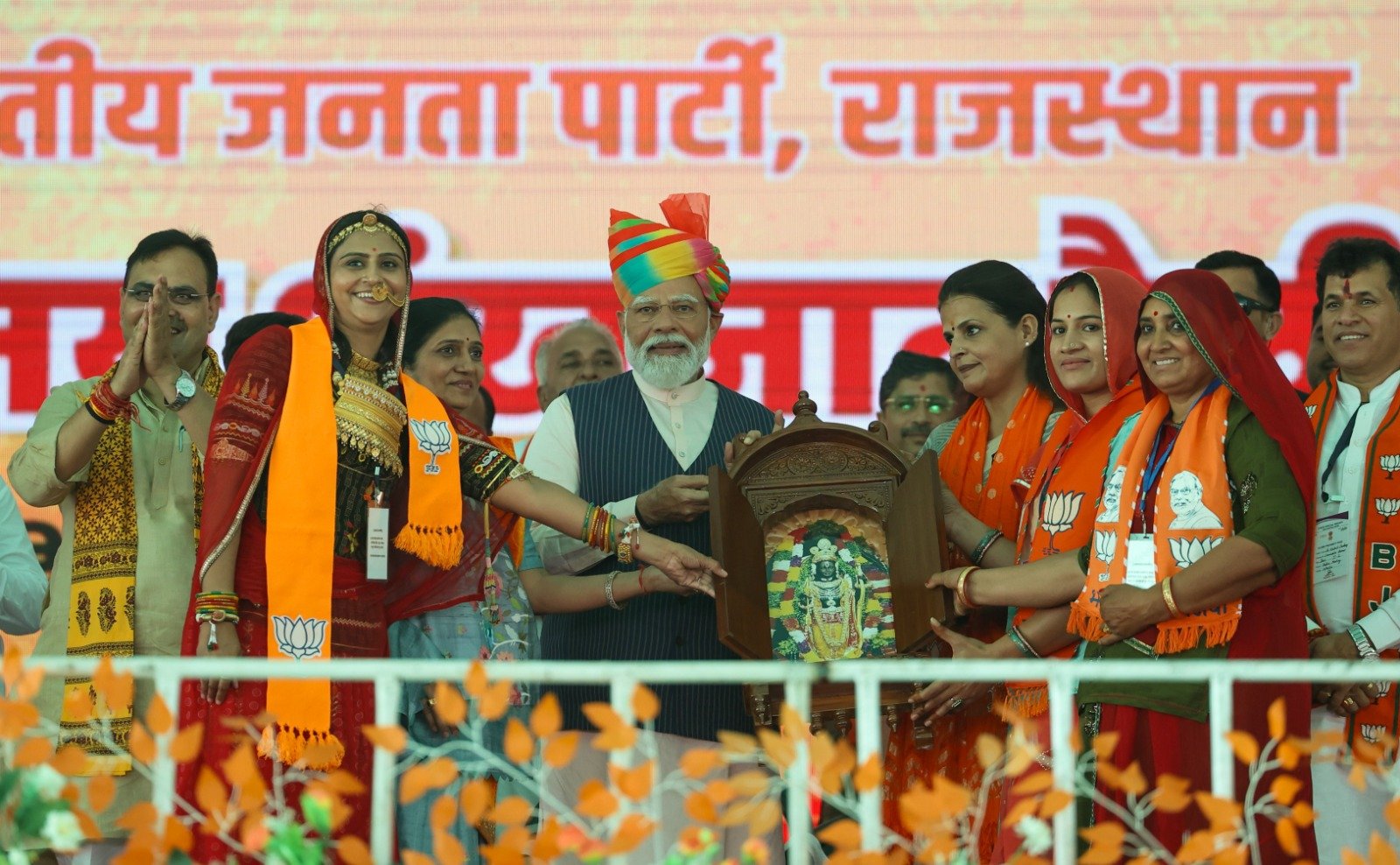 बाबा साहेब खुद भी आ जाएं तो भी संविधान खत्म नहीं कर सकते- विपक्ष पर भड़के पीएम मोदी