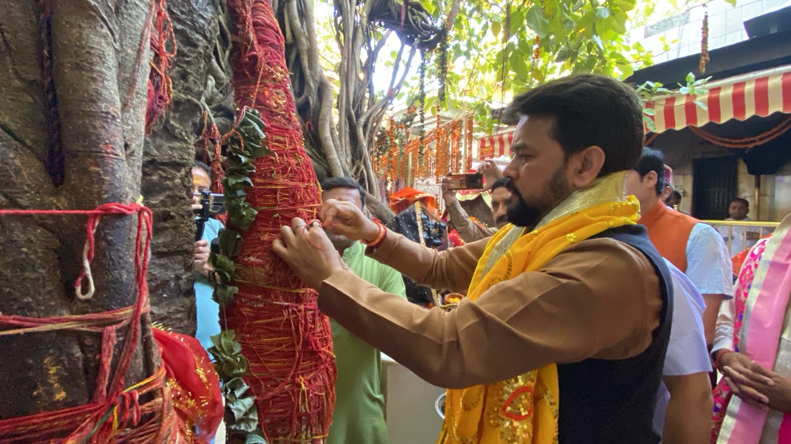 मां चिंतपूर्णी के दर पहुंचे केंद्रीय मंत्री अनुराग ठाकुर, 1500 रुपये को लेकर कही बड़ी बात
