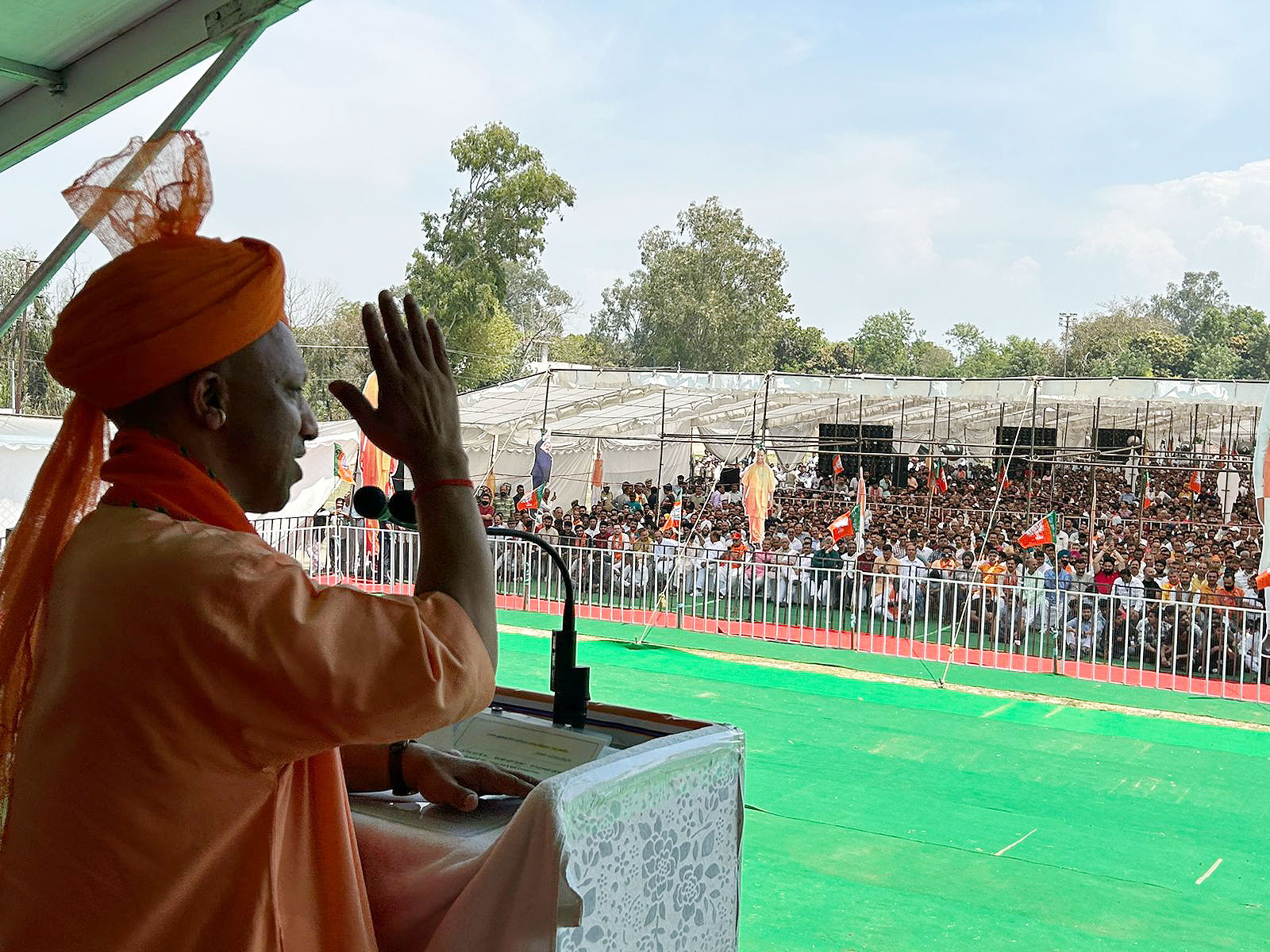 अब पटाखा भी फूटता है तो पाकिस्तान सफाई देता है: कठुआ में बोले योगी