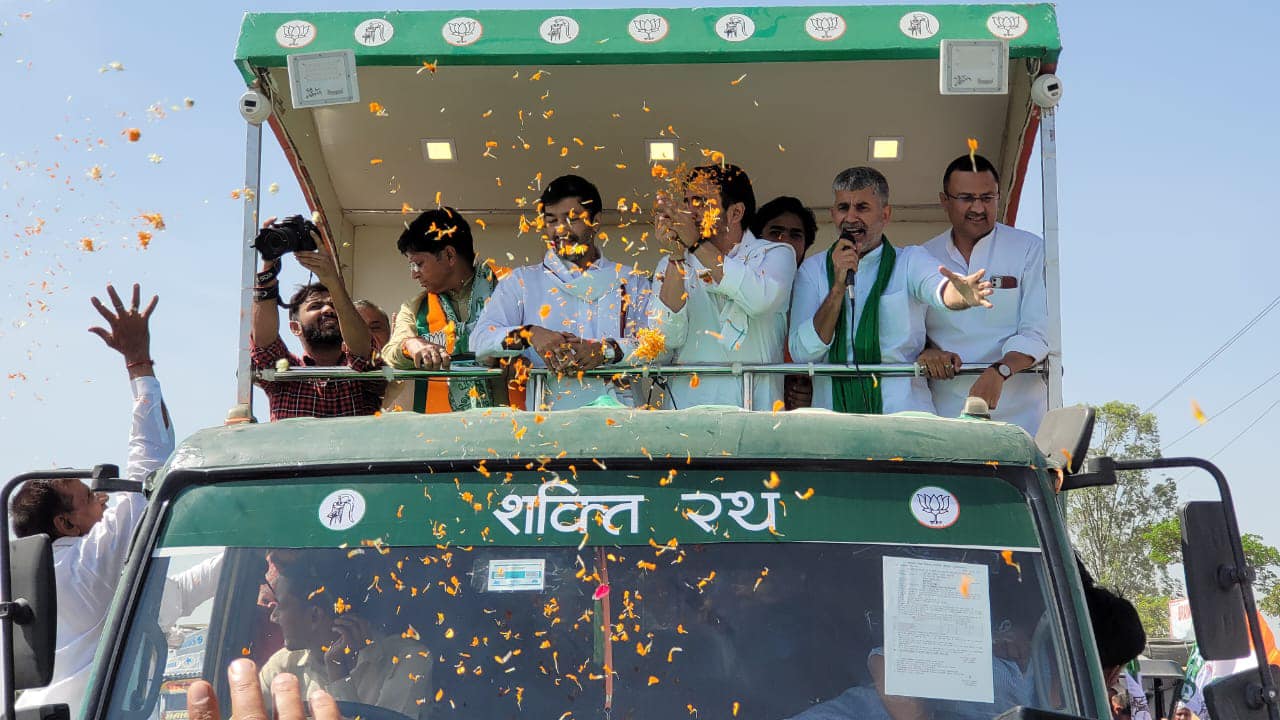 शामली में जयंत का रोड शो: भाजपा प्रत्याशी प्रदीप चौधरी के समर्थन में मांगे वोट