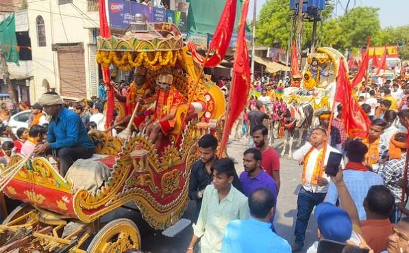 काशी में हनुमान जन्मोत्सव: 60 फीट के रथ पर सजी रामलला की झांकी, 11 हजार ध्वज लहराए