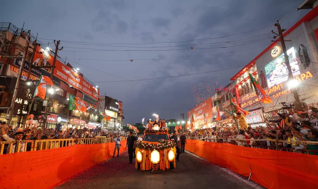 जबलपुर में पीएम मोदी के रोड शो में उमड़ा जनसैलाब, भीड़ इतनी की टूट गया मंच
