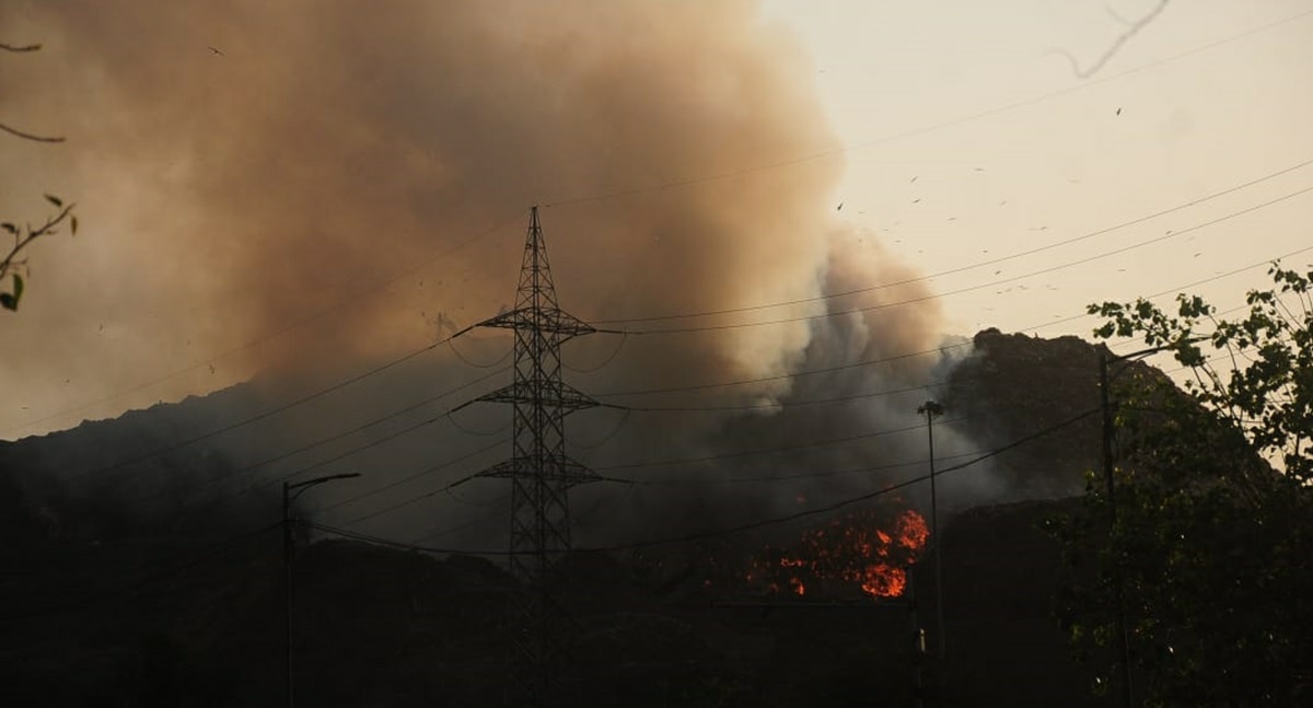 दिल्ली: गाजीपुर में कूड़े के पहाड़ में लगी भीषण आग