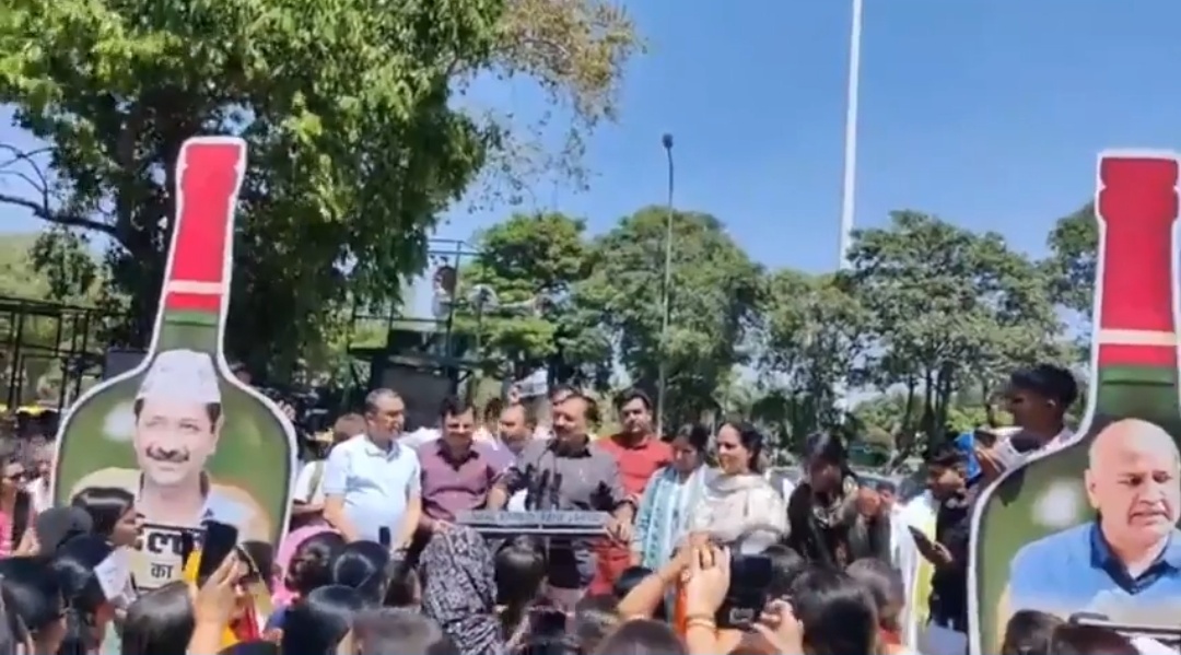 दिल्ली: आप के खिलाफ भाजपा का 'शराब से शीश महल' अभियान