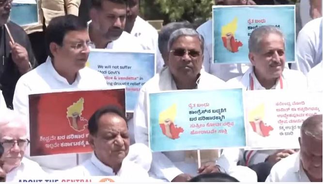 कर्नाटक: सूखा राहत राशि को लेकर केंद्र के खिलाफ धरने पर बैठे सीएम सिद्धारमैया