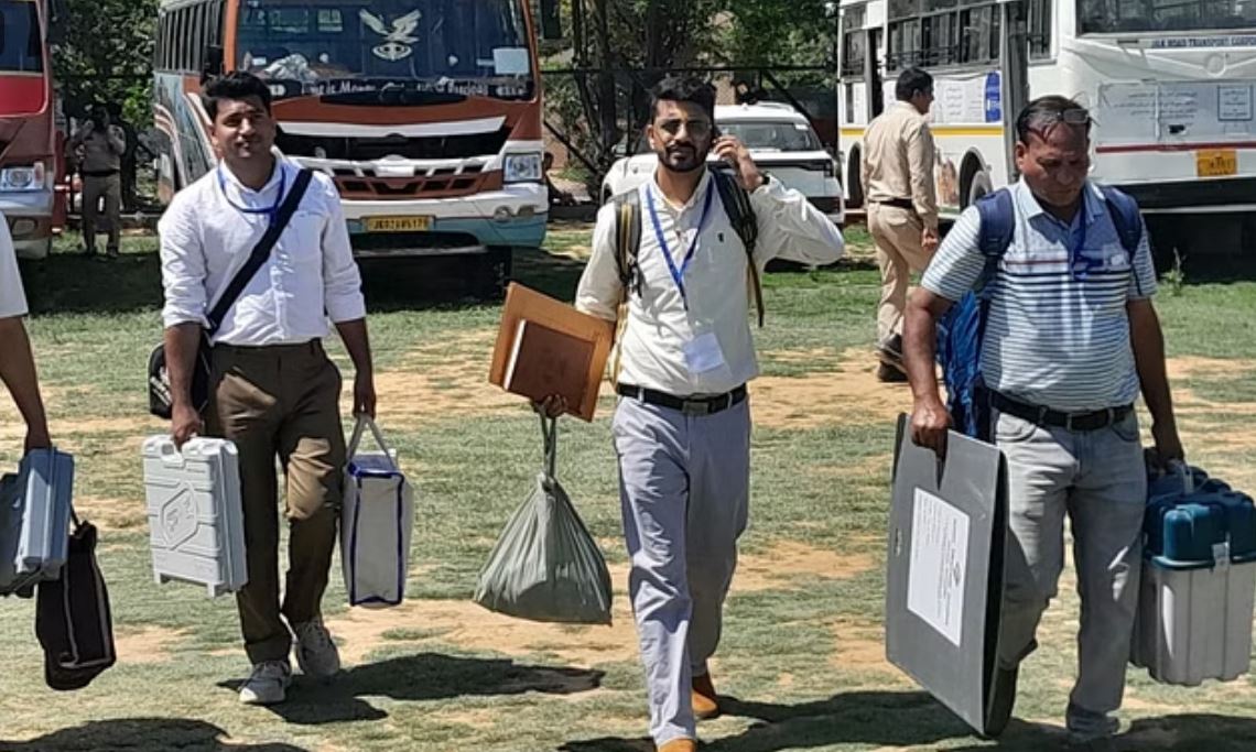 जम्मू सीट पर कल मतदान, पोलिंग पार्टियां रवाना