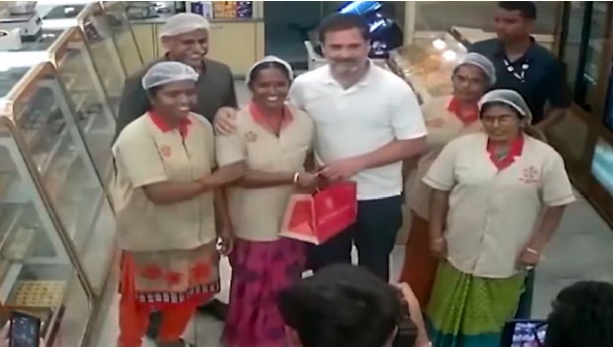 चुनावी रैली के बीच कोयंबटूर में मिठाई की दुकान पहुंचे राहुल गांधी