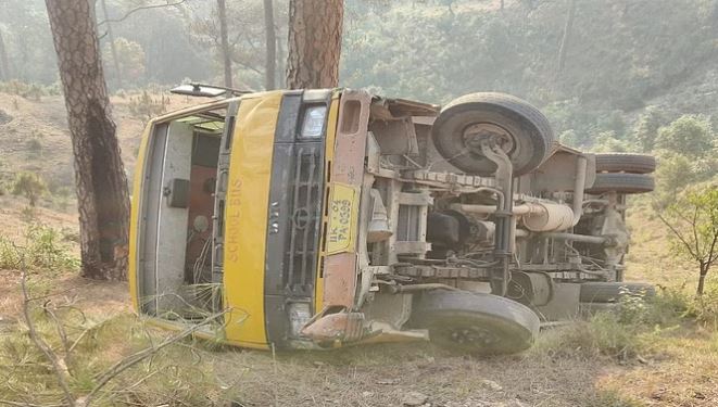 उत्तराखंड में सुबह-सुबह सड़क हादसा, स्कूल बस पलटी; बच्चे घायल