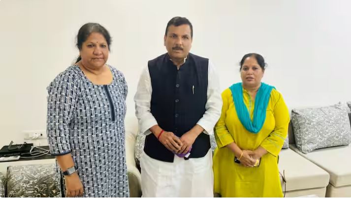 संजय सिंह ने आप नेता सत्येंद्र जैन की पत्नी से मुलाकात की