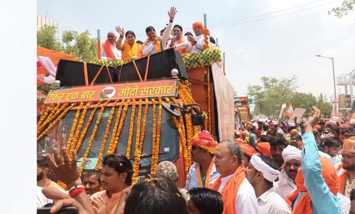 अमेठी: स्मृति ईरानी का रोड शो शुरू, मध्य प्रदेश के मुख्यमंत्री वाहन पर मौजूद