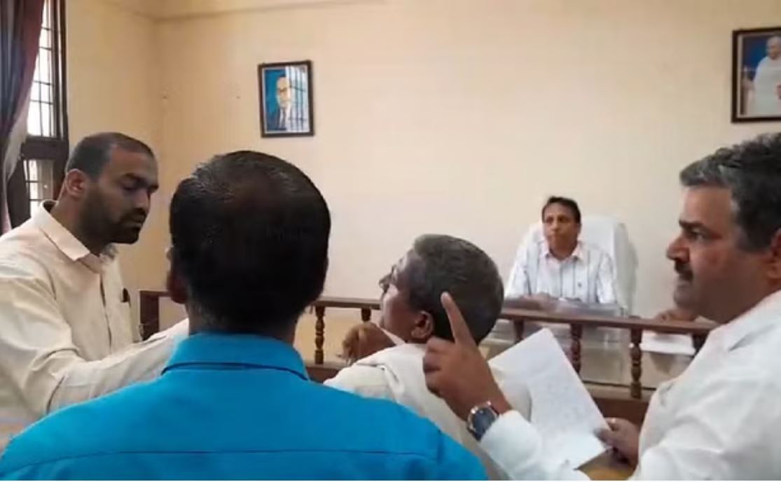 महेंद्रगढ़: कैंप कार्यालय में समस्या लेकर पहुंचे ग्रामीण व अधिकारी हुए आमने-सामने