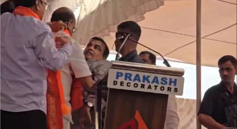 भाषण देते हुए मंच पर गिरे गडकरी, यवतमाल में चुनावी सभा की घटना