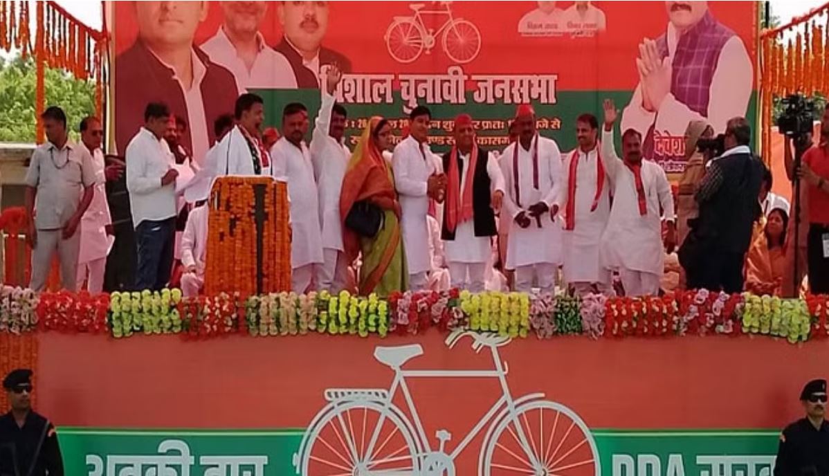 एनडीए वाले लोग पीडीए परिवार से घबरा गए: अखिलेश यादव