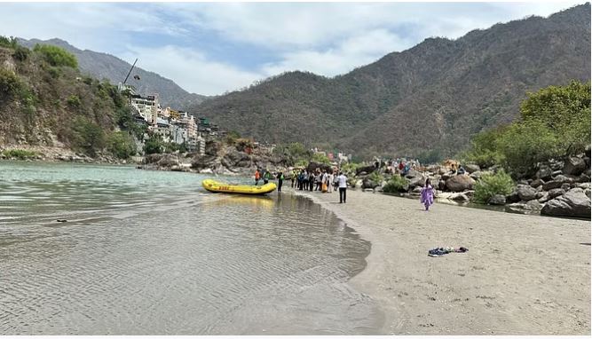 ऋषिकेश: नोएडा से घूमने आया आठ लोगों का ग्रुप, नहाते समय युवक-युवती गंगा में बहे