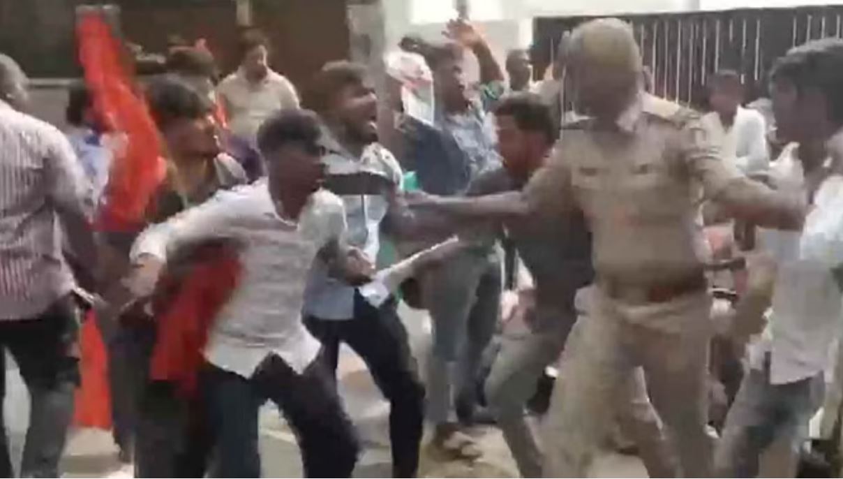 कर्नाटक: कांग्रेस पार्षद की बेटी की हत्या को लेकर एबीवीपी कार्यकर्ताओं का प्रदर्शन