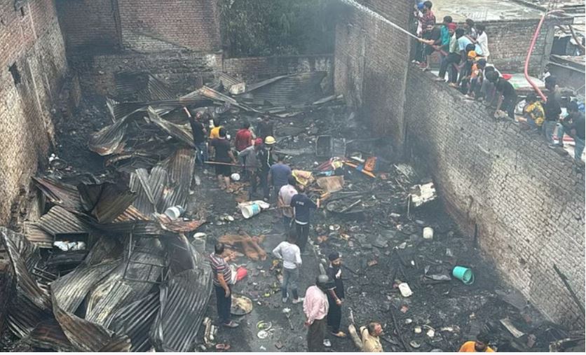 देहरादून में भीषण अग्निकांड: खुड़बुड़ा मोहल्ले में 22 झोपड़ियां जलकर हुई राख