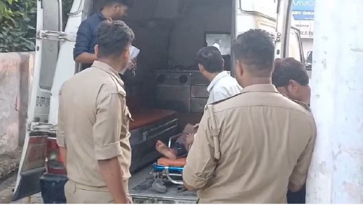 एटा: बेकाबू कार डिवाइडर से टकराई, दो मासूम सहित चार की मौत