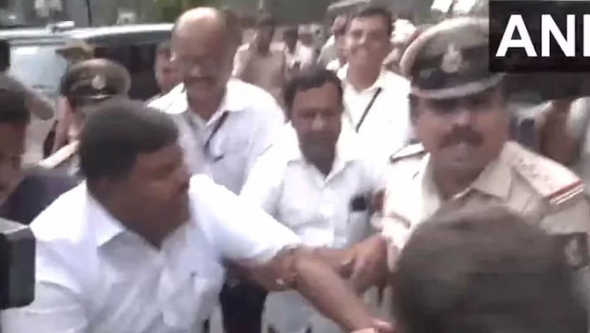 पीएम मोदी के बंगलूरू आने से पहले कांग्रेस कार्यकर्ताओं ने किया जमकर हंगामा