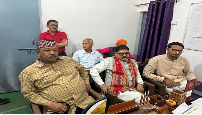 अल्मोड़ा: विधायक के भाई और भांजे के खिलाफ केस दर्ज, पीड़ित के समर्थन में थाने पहुंचे मंत्री