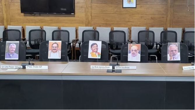 चंडीगढ़: किसानों ने भाजपा नेताओं को दी बहस की चुनौती, किसान भवन में लगाई कुर्सियां
