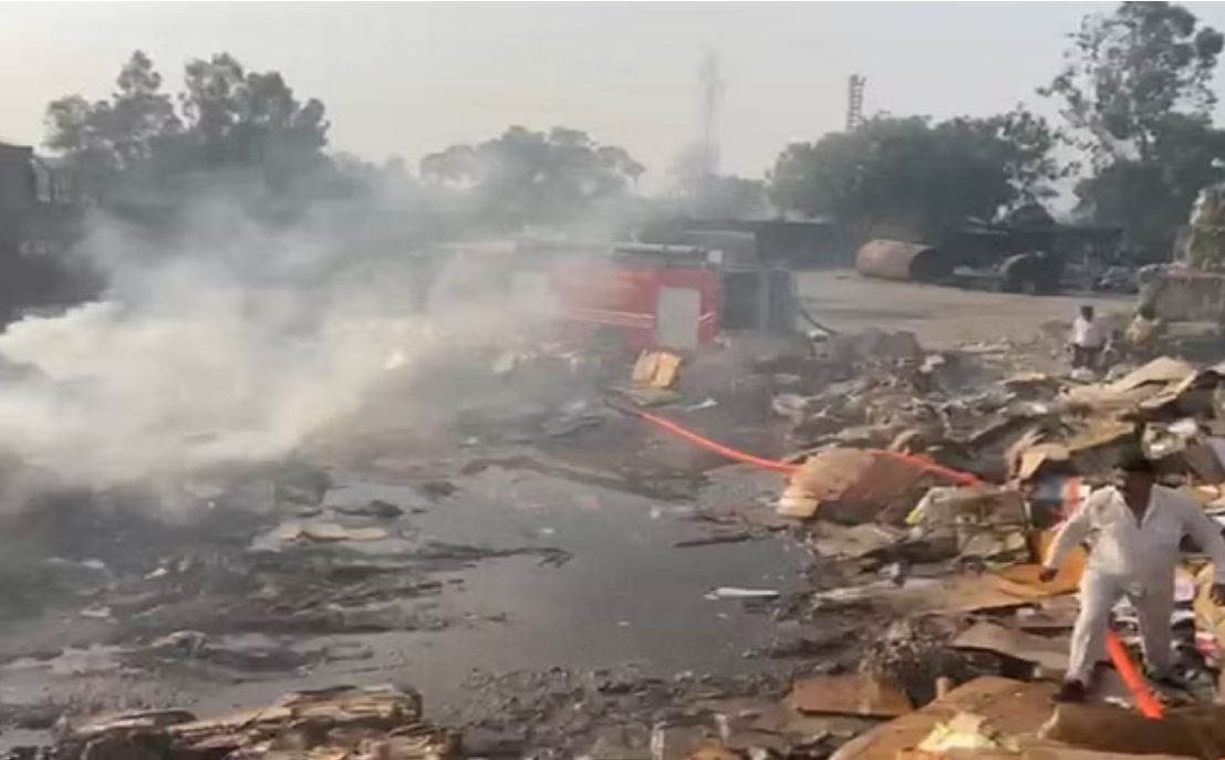 मुजफ्फरनगर: पेपर मिल में लगी आग, फायर ब्रिगेड की टीम ने पाया काबू