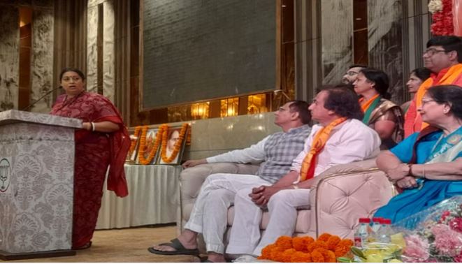 वायनाड में आतंकी संगठनों के समर्थन से चुनाव लड़ रहे राहुल: स्मृति
