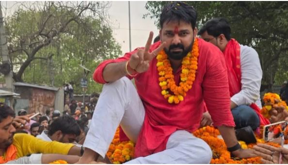 पवन सिंह बुरा फंसे! रोड शो करते ही हो गया 'खेला', पुलिस को दर्ज करनी पड़ी एफआईआर