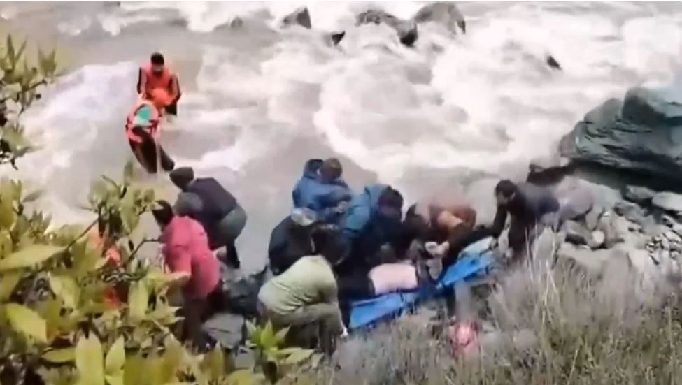 सोनमर्ग की सिंध नदी में गिरी एसयूवी, 4 की मौत, 3 को बचाया गया