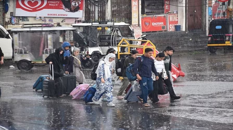 जम्मू-कश्मीर में आफत की बारिश-बर्फबारी: रामबन में भूस्खलन से बच्चे की मौत