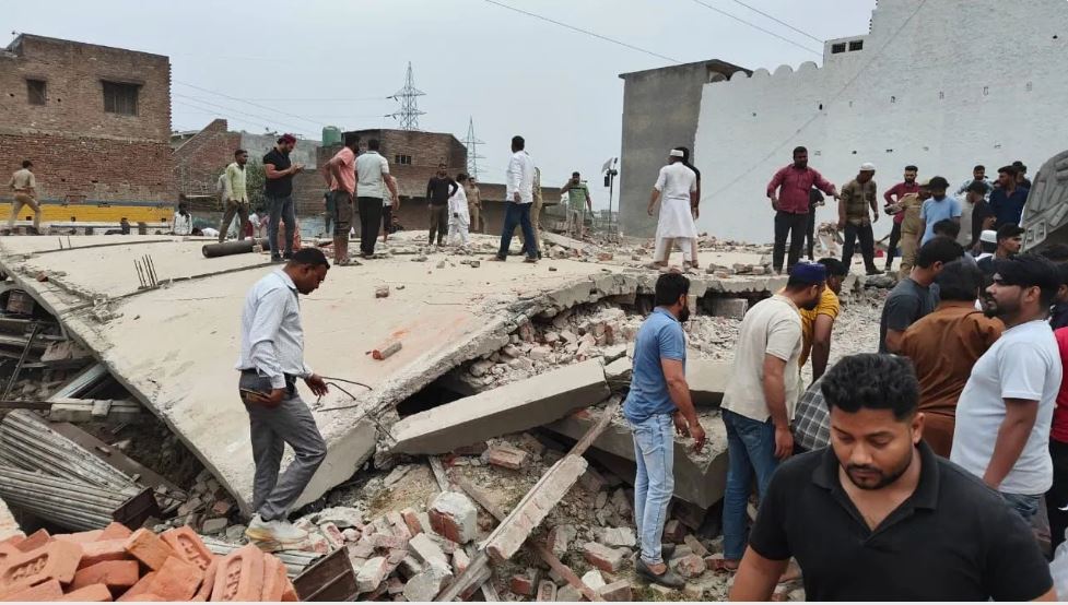 मुजफ्फरनगर में बिल्डिंग ढही, 30 मजदूर अंदर दबे, रेस्क्यू जारी