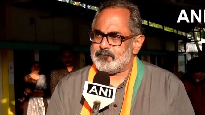 केरल: भाजपा उम्मीदवार राजीव चंद्रशेखर ने प्रचार का अनोखा तरीका निकाला