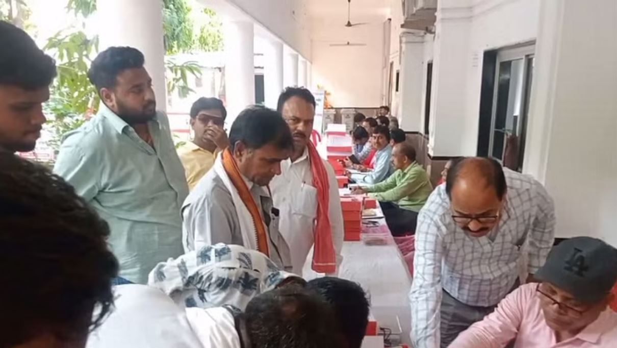 लोस चुनाव: कांग्रेस में अंतर्कलह, विष्णु यादव ने खरीदा नामांकन फार्म, देवेंद्र यादव का विरोध