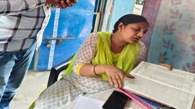 नांगल चौधरी में शिक्षा विभाग का छापा, प्राथमिक विद्यालय में चल रही थी 10वीं कक्षा के छात्रों की क्लास