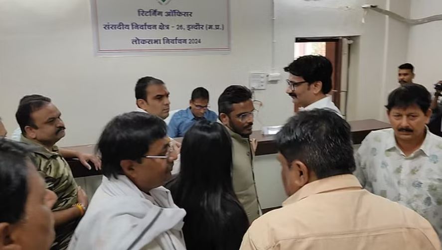 सुबह जनसंपर्क करने पहुंचे थे बम, फिर विजयवर्गीय के बंगले पर बनी नामांकन वापसी की रणनीति