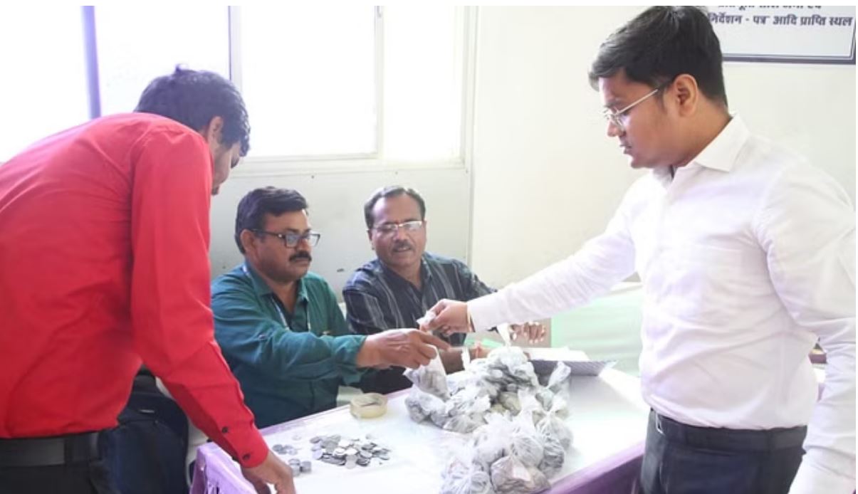 भोपाल में नॉमिनेशन के लिए 24 हजार की चिल्लर लेकर पहुंचा प्रत्याशी