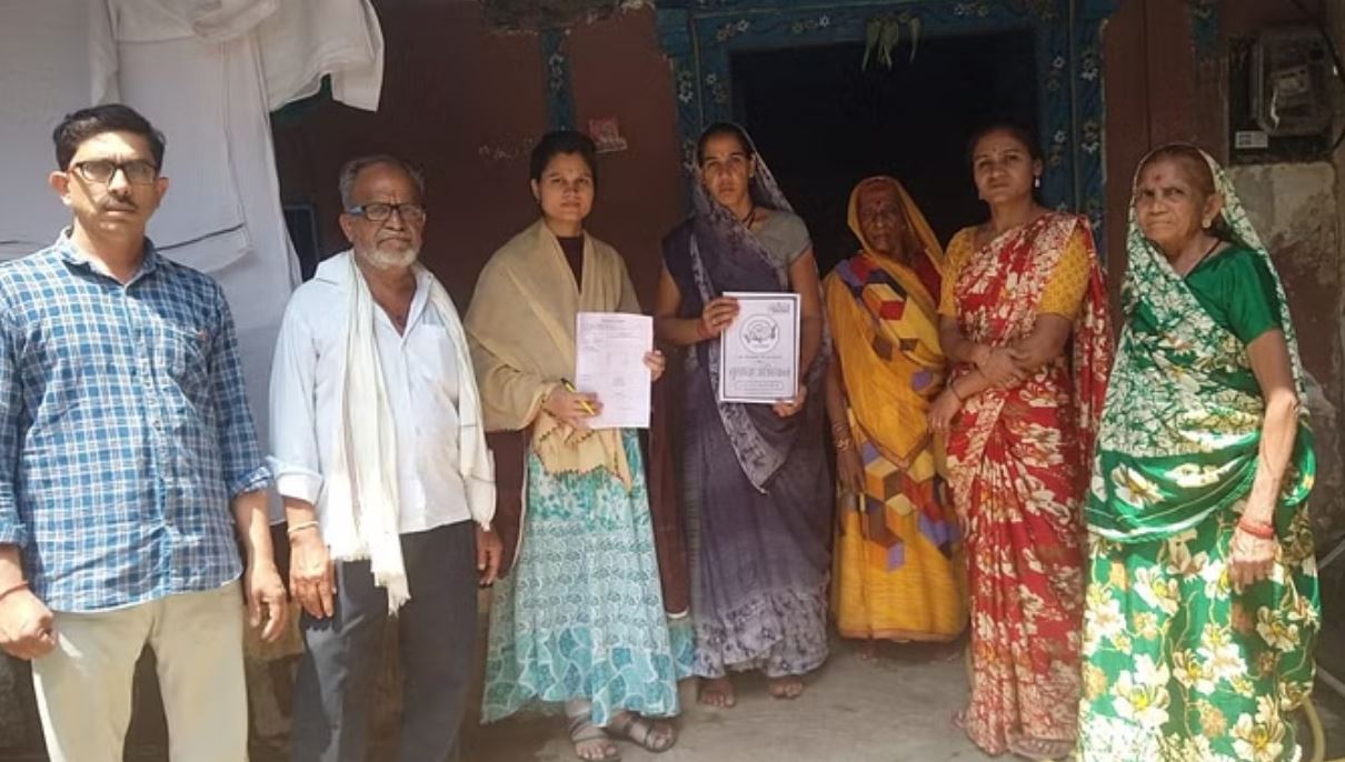 खरगोन में मतदान प्रतिशत बढ़ाने के लिए बुलावा अभियान, घर-घर बांटे पीले चावल