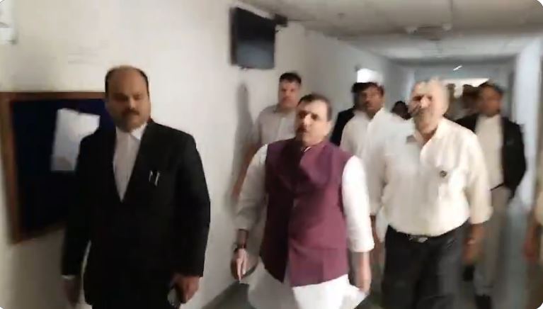 दिल्ली शराब घोटाला: राउज एवेन्यू कोर्ट पहुंचे आप सांसद संजय सिंह